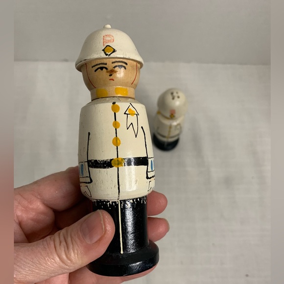 VINTAGE| Wooden Salt and Pepper Shakers - Picture 2 of 12